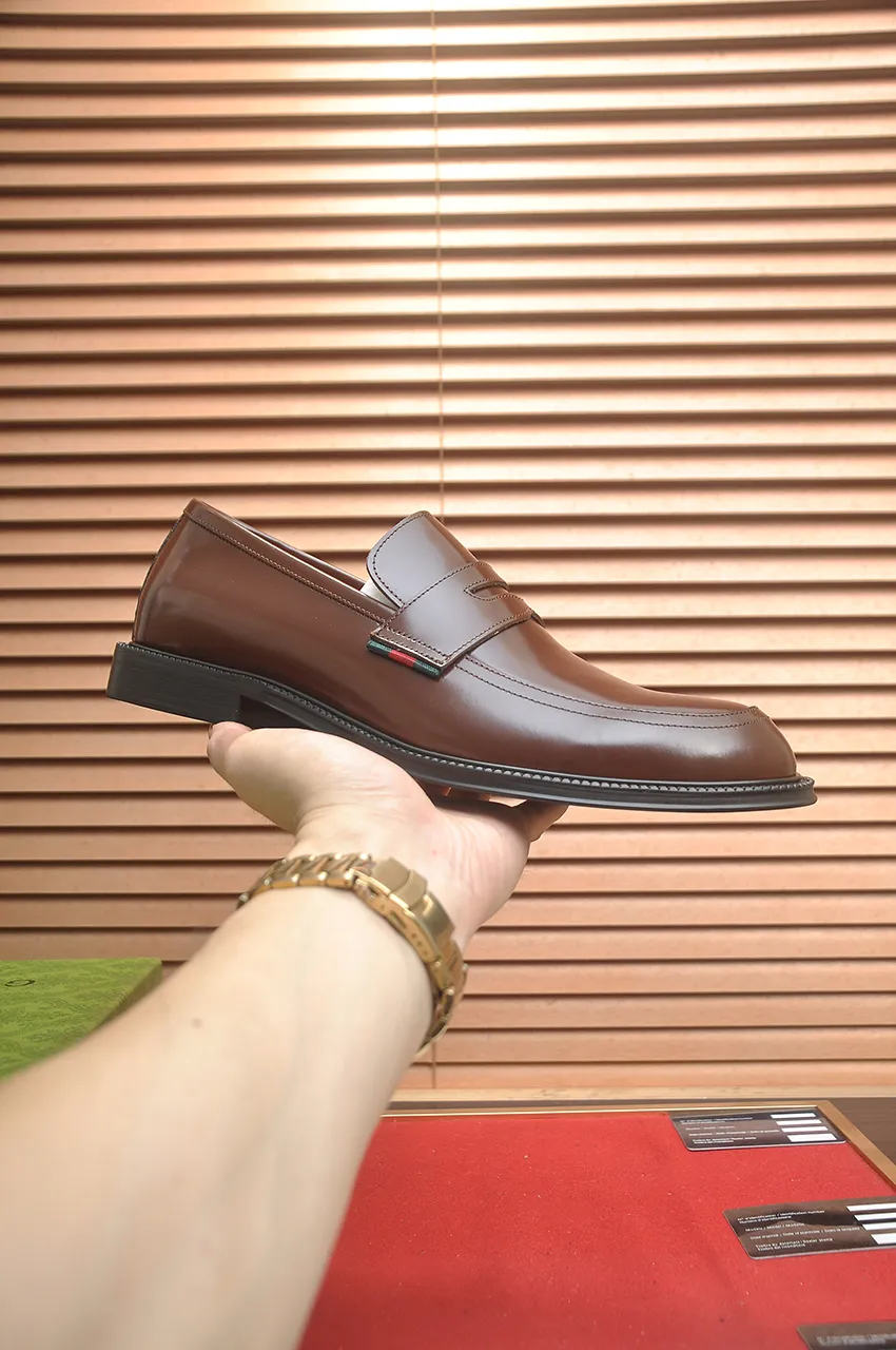 Men's shoes💰500💶Italy's top luxury men's shoe giant (GUCCI) (Gucci) (full cowhide lining) new arrival🍃Original European style🔰 Pleasant to the eye😍In order to make the shoes more durable and non-deformable🌀The production continues to follow traditional methods but there is still no lack of innovation💪Choose original sheepskin for the leather♻️ Smooth and natural And extra bright ⭐Made of imported cowhide, the first choice of rich people 38-45 (45 customized)